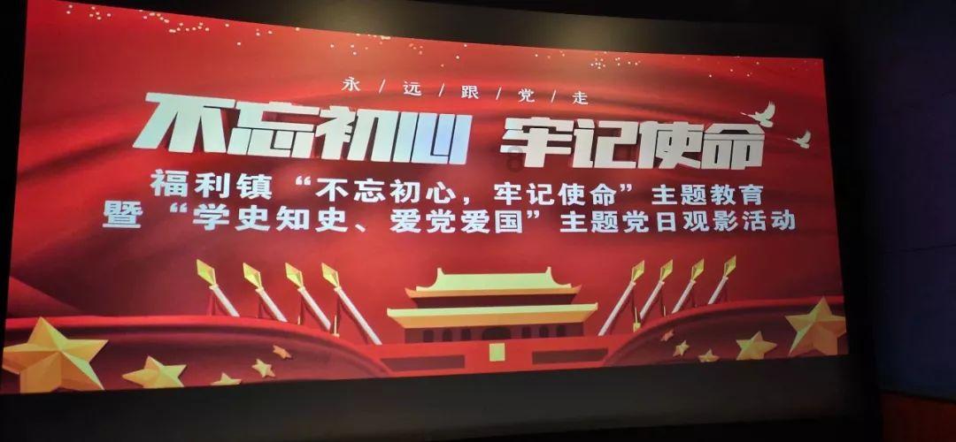 李湘李维嘉合体直播,快50岁李湘一身红色穿搭气场十足依旧富态