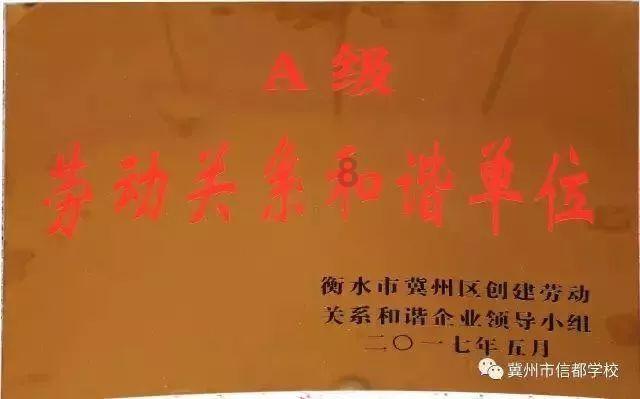 沙滩游玩的女孩们