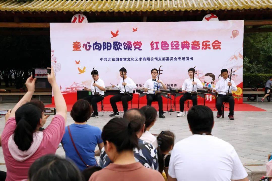 跟女人来往,她不抗拒哪些“动作”,就等于是在向你“示爱”?-红迪网平台,分享互动乐趣