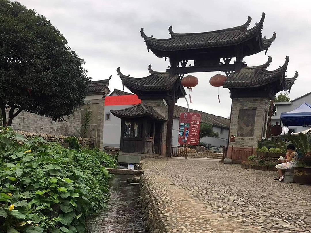 青海省第十四届人民代表大会第二次会议关于政府工作报告的决议